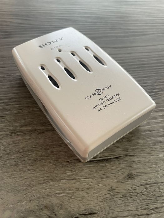 Carregador de pilhas AA ou AAA - Sony