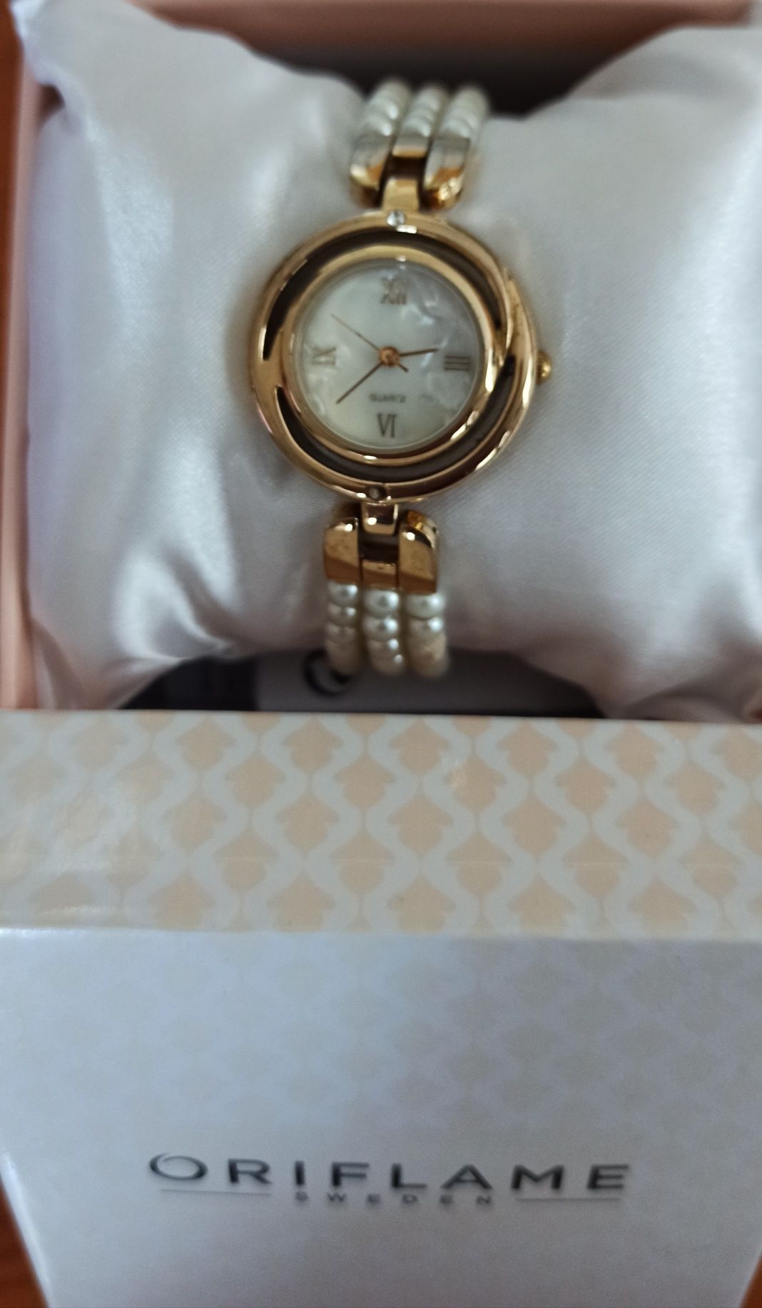 Relógio novo Quartz, dourado com Pérolas muito elegante