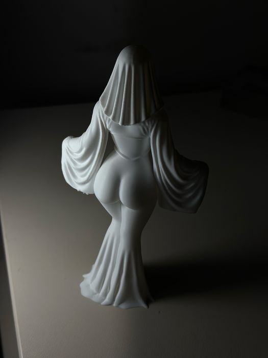 Фігурка дівчина привід