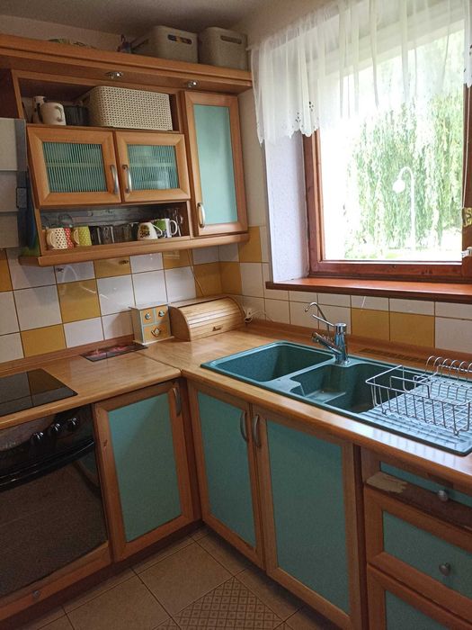 Meble kuchenne z okapem i piekarnikiem