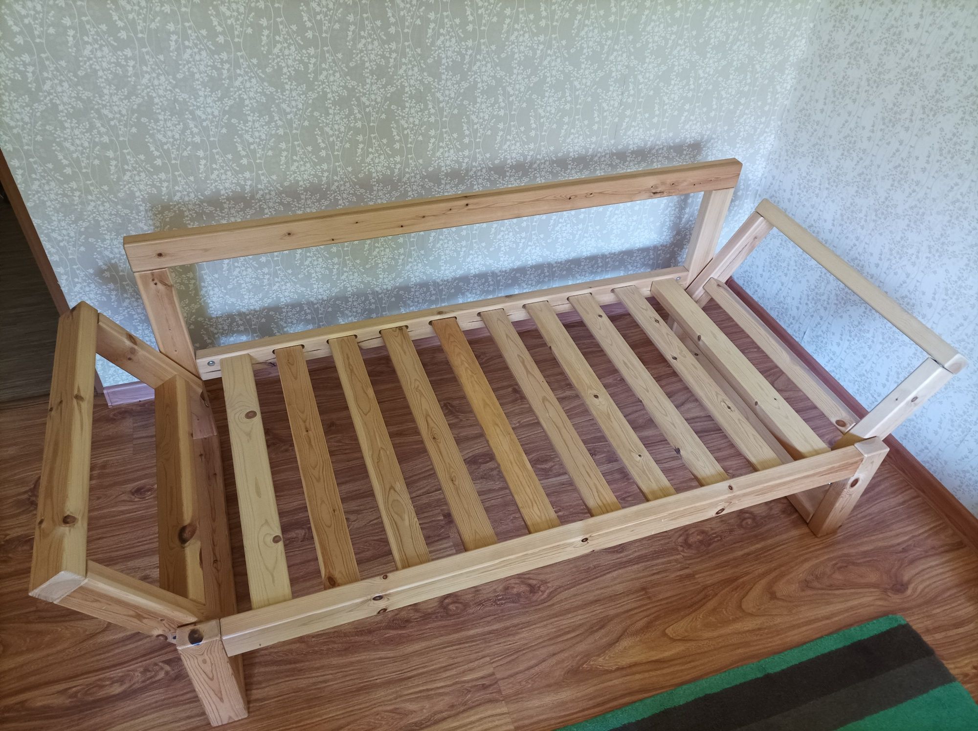 Rozkładana sofa w skandynawskim stylu z wygodnym, naturalnym materacem