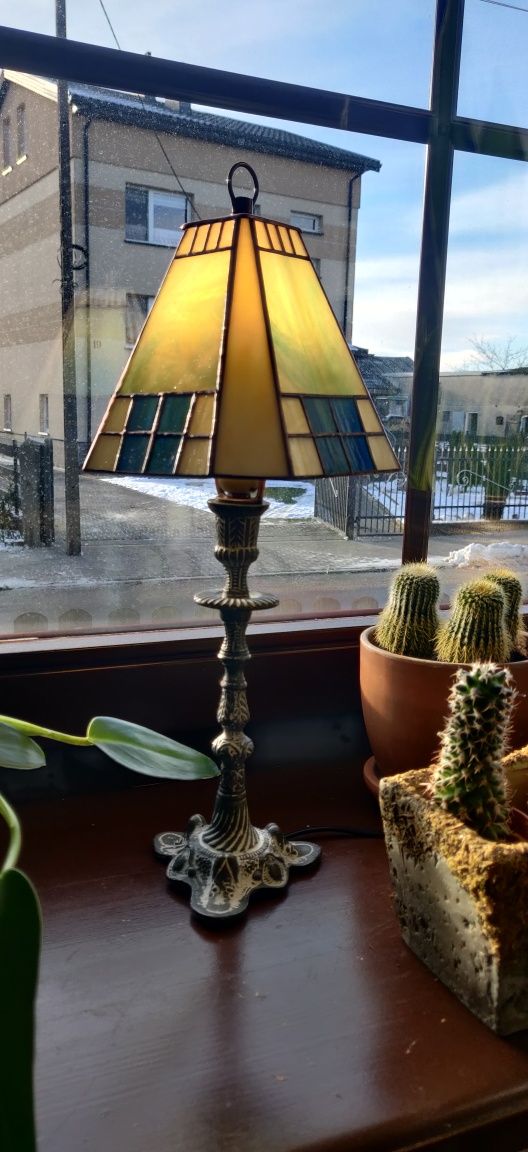 Lampa stojąca z witrażowym abażurem