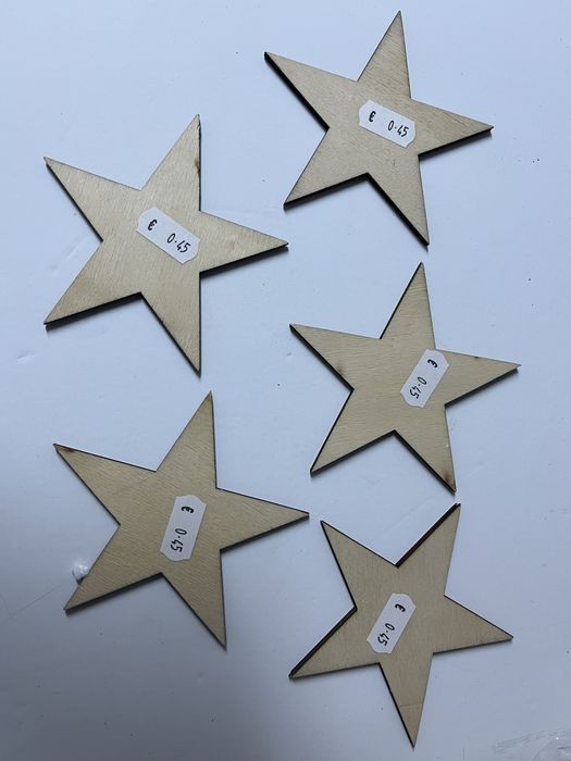 Recortes de madeira em forma de estrela