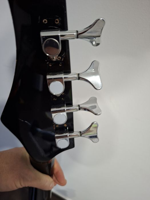 Gitara basowa Signal