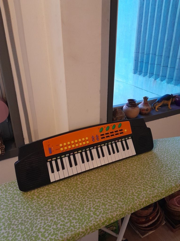 Vendo Piano para Criança a pilhas muito bonito como novo