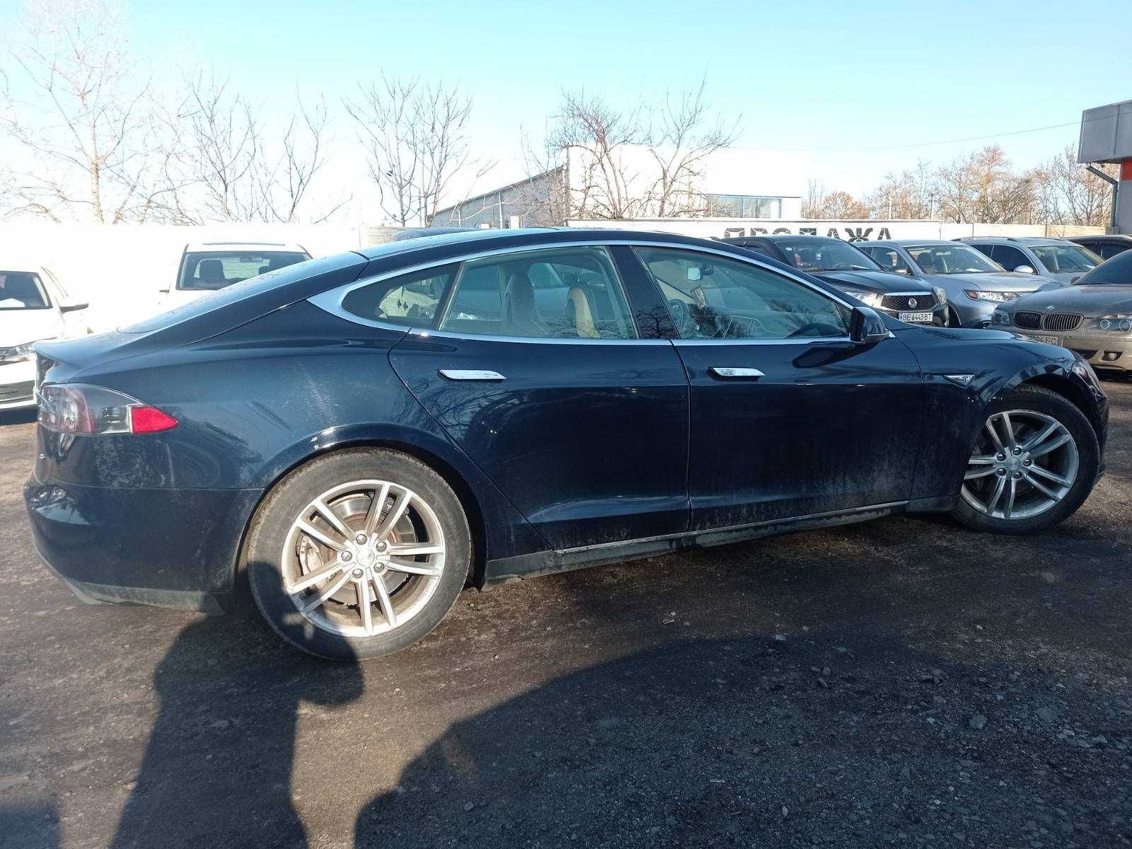 Tesla Model S 2013 року/електро