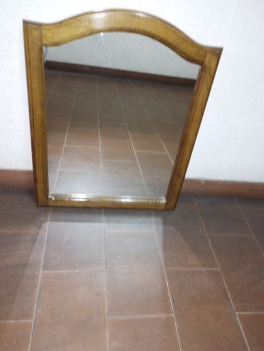 Espelho com moldura em madeira maciça