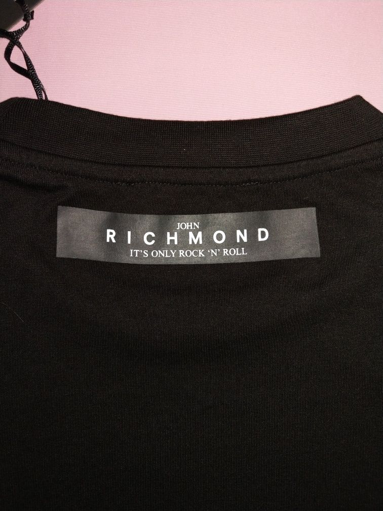 T-shirt męski marki John Richmond.