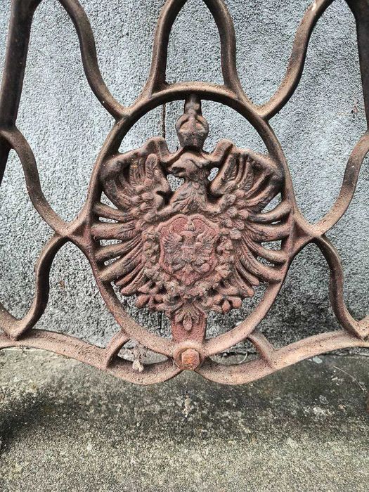 Żeliwne nogi od maszyny do szycia z ozdobnym orłem antyk
