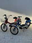 Honda Amigo PF50 Vermelha e outra Azul