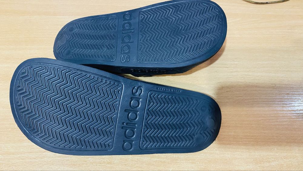 Продам Шлёпанцы adidas чёрные
