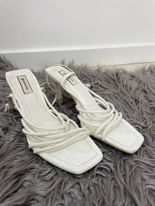 Sandálias brancas