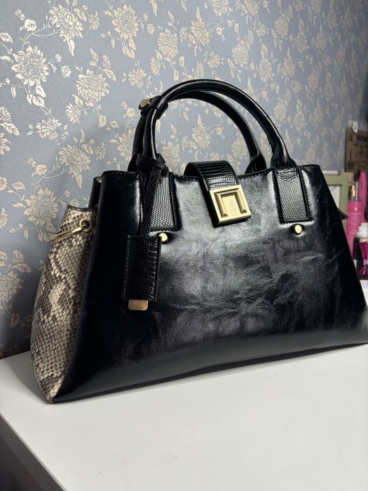 сумка-тоут лакована зі вставкою зі зміїної шкіри