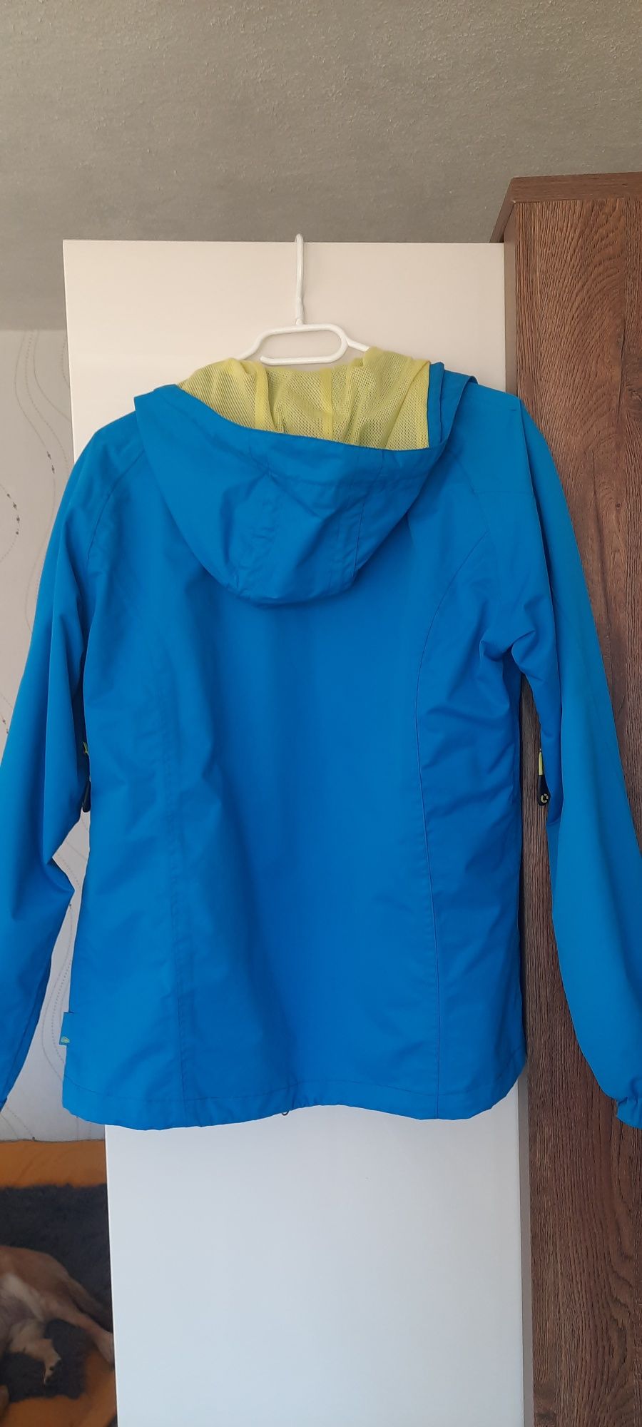 Niebieska kurtka typu softshell