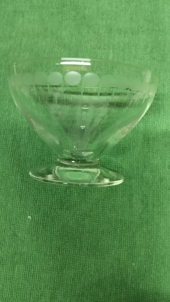 Taças de vidro com desenho gravado