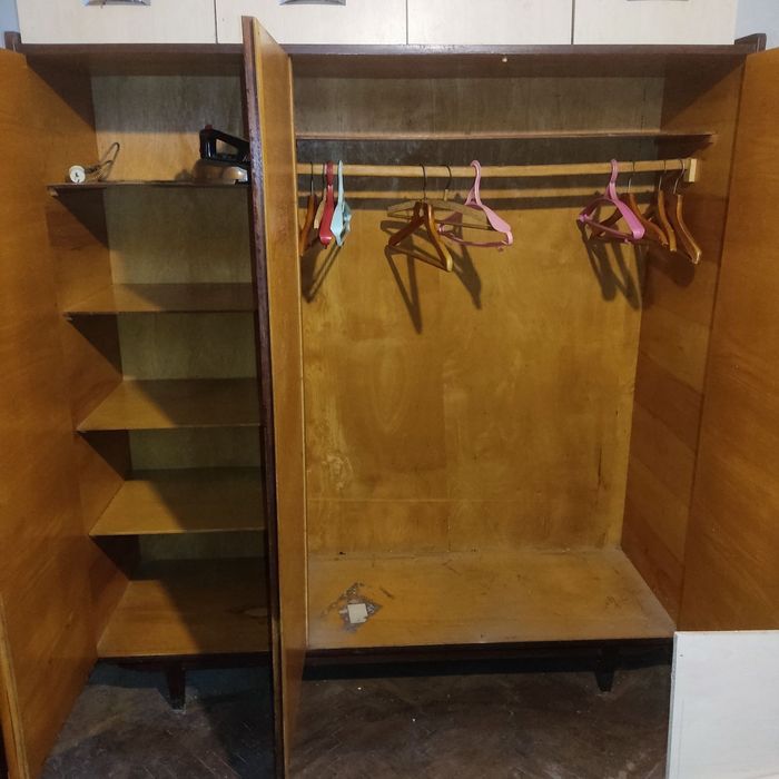 Віддам безоплатно меблі б/в.