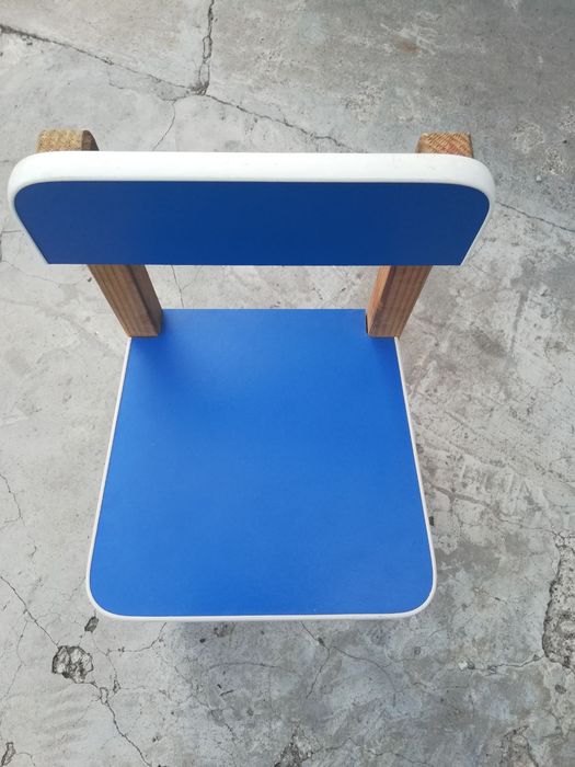 Деревянный стол и стулья