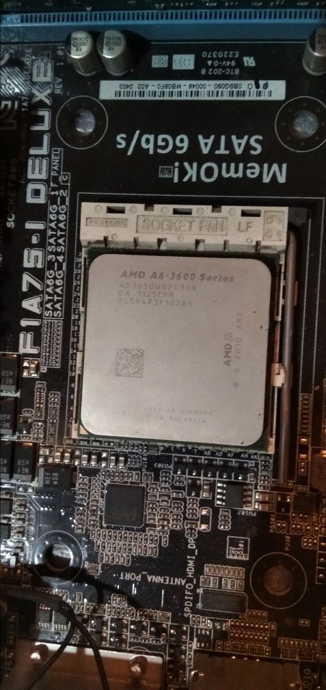 Комплект (читайте опис):asus F1A75I-I  DEluxe (ITX)+ а6-3650+4gb