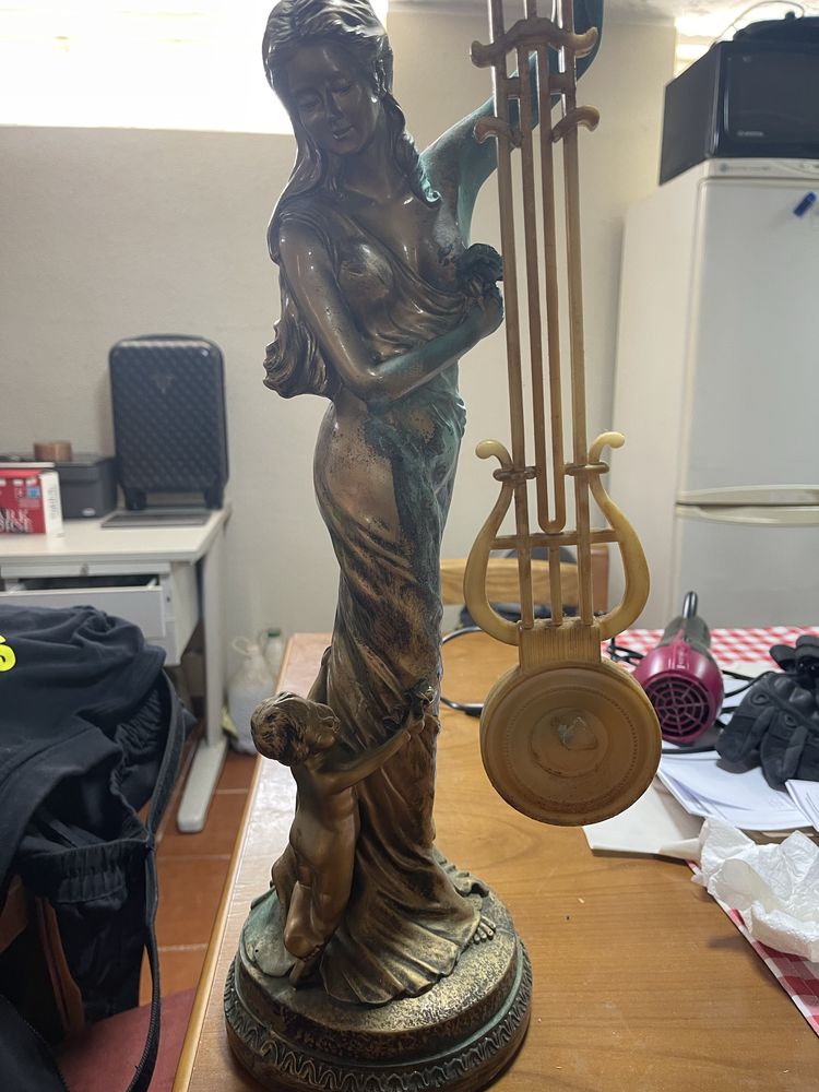 Estatua com relogio