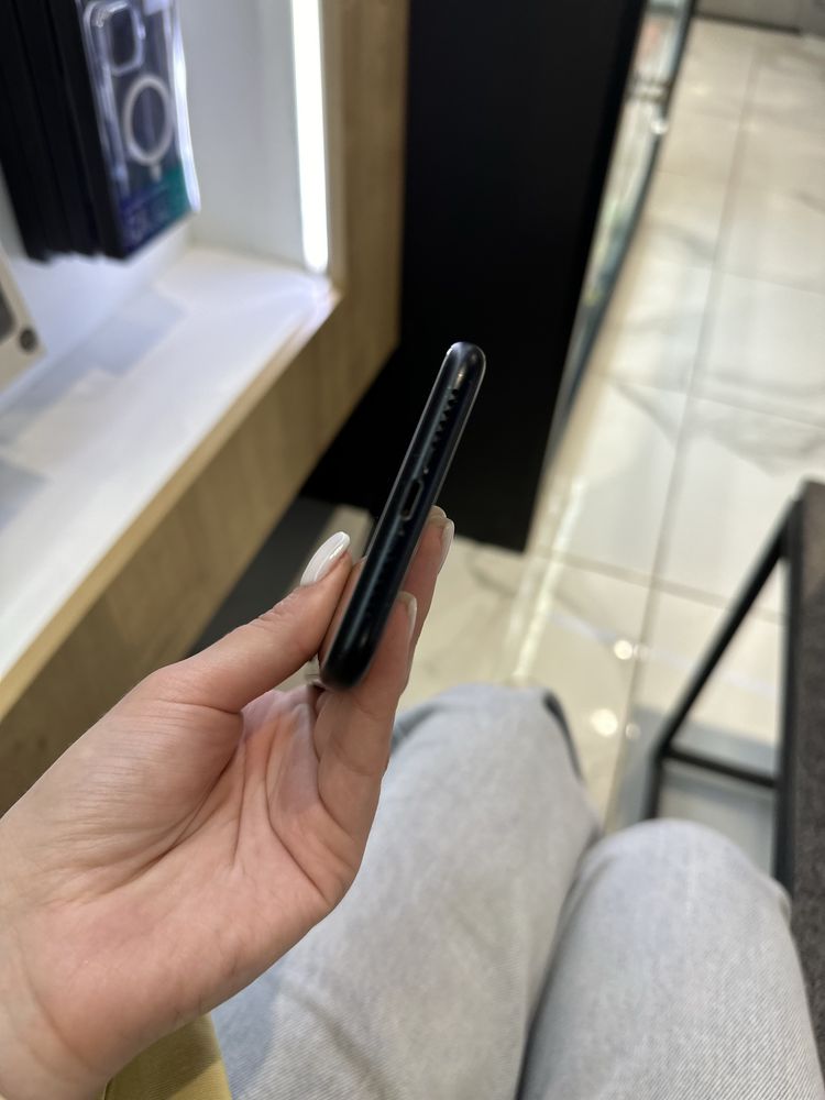 Used iPhone XR 256gb . (Black)