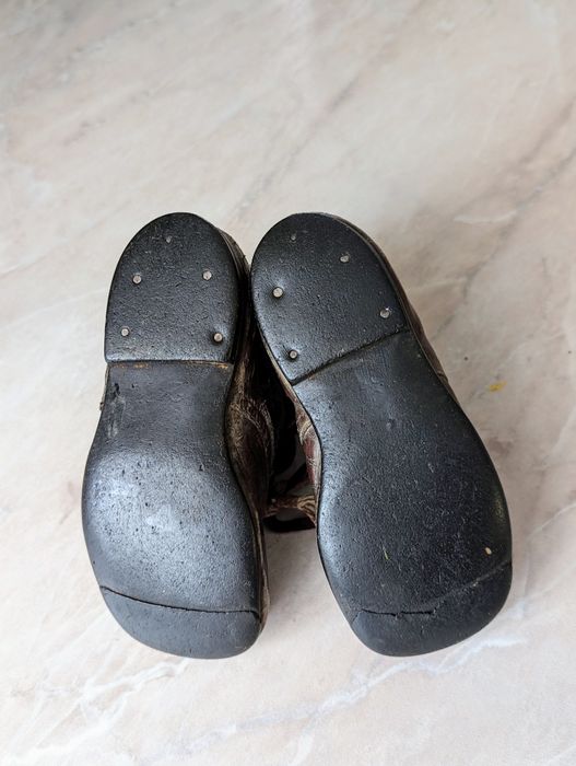 Przedwojenne buciki dziecięce z historią antyk