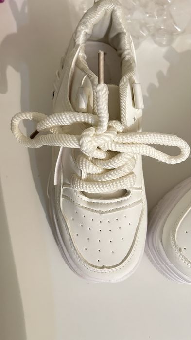 Białe Buty na wysokiej platformie..