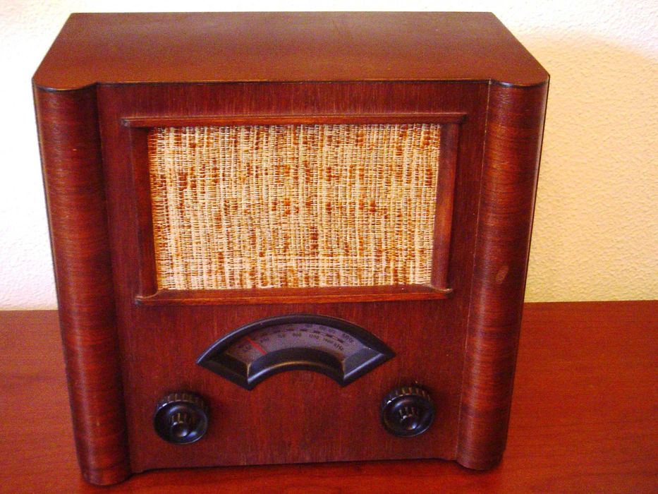 Radio antigo em madeira