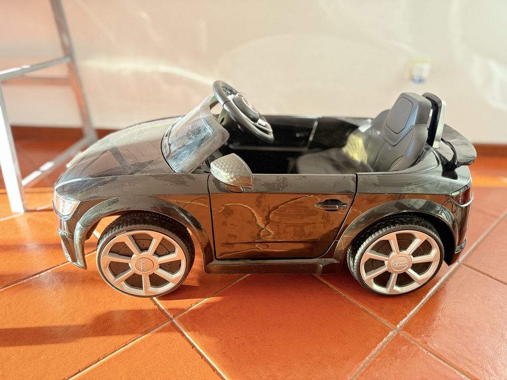 Carro brinquedo a bateria Audi TT RS