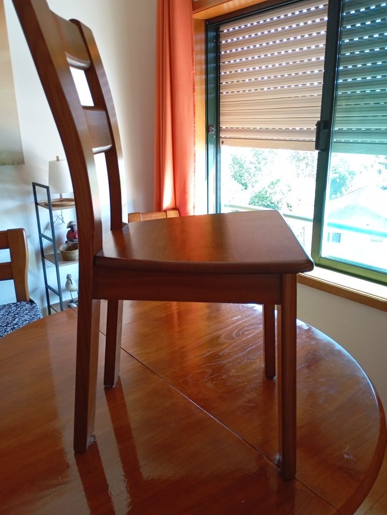 Mesa de jantar c/ cadeiras e aparador