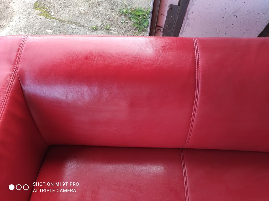 2-osobowa czerwona skórzana sofa