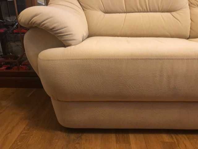 Conjunto 3 sofás cor bege, 1 de 3 lugares e 2 poltronas individuais