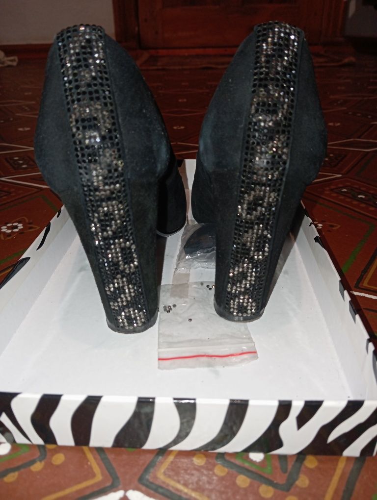 Продам жіночі туфлі з натуральної замші