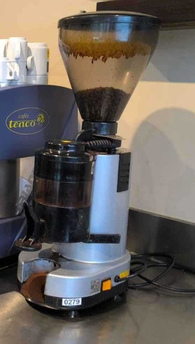 Máquina de café industrial + moinho (oferta de chávenas e pires)
