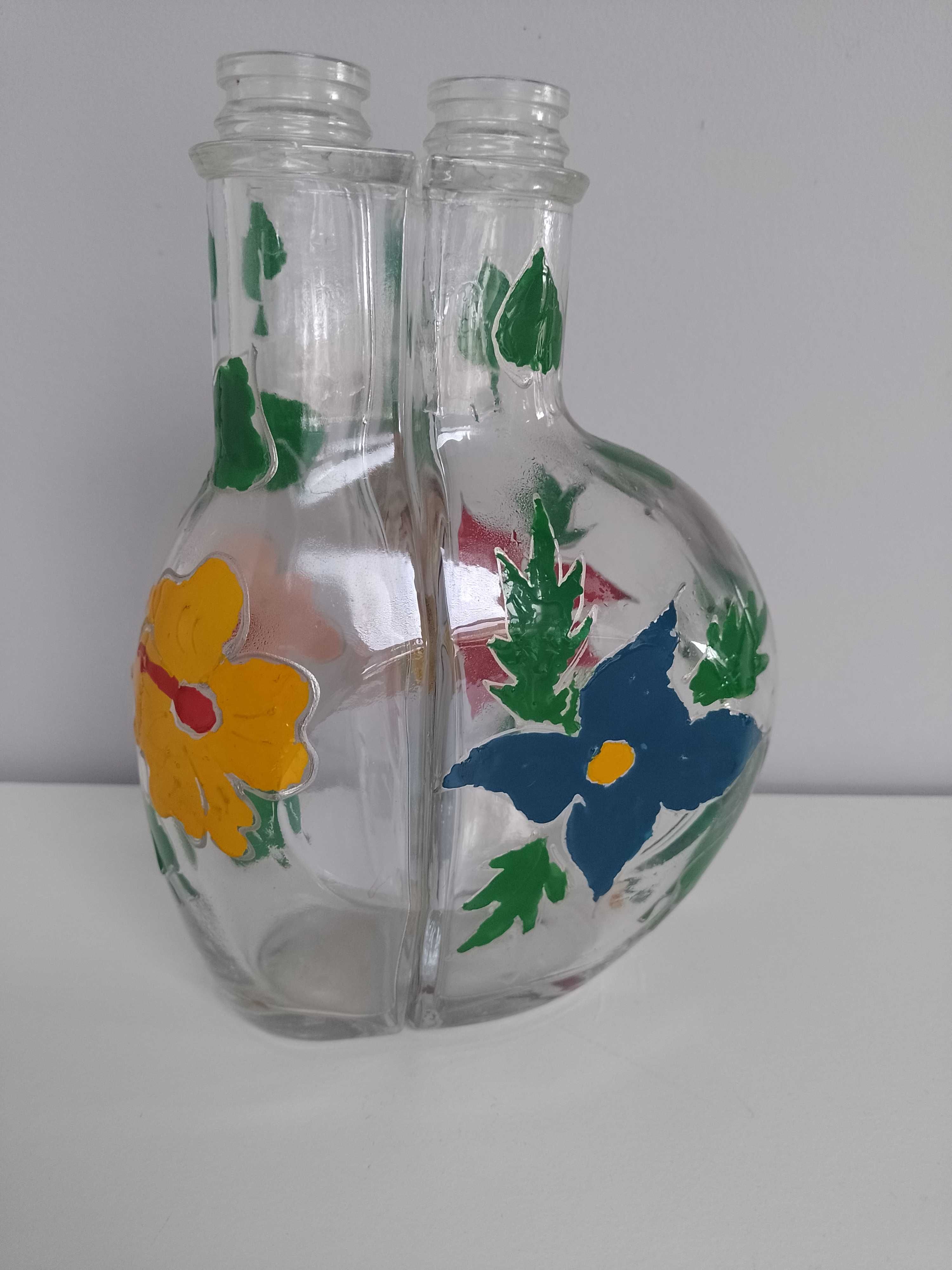 Szklany wazonik  w kształcie butelki