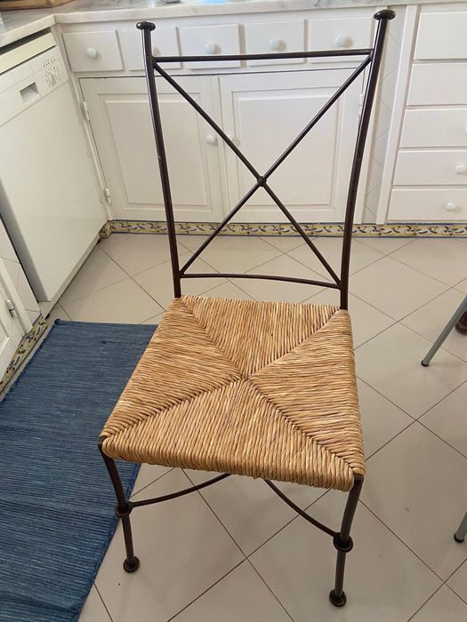 Cadeiras em ferro empalhadas