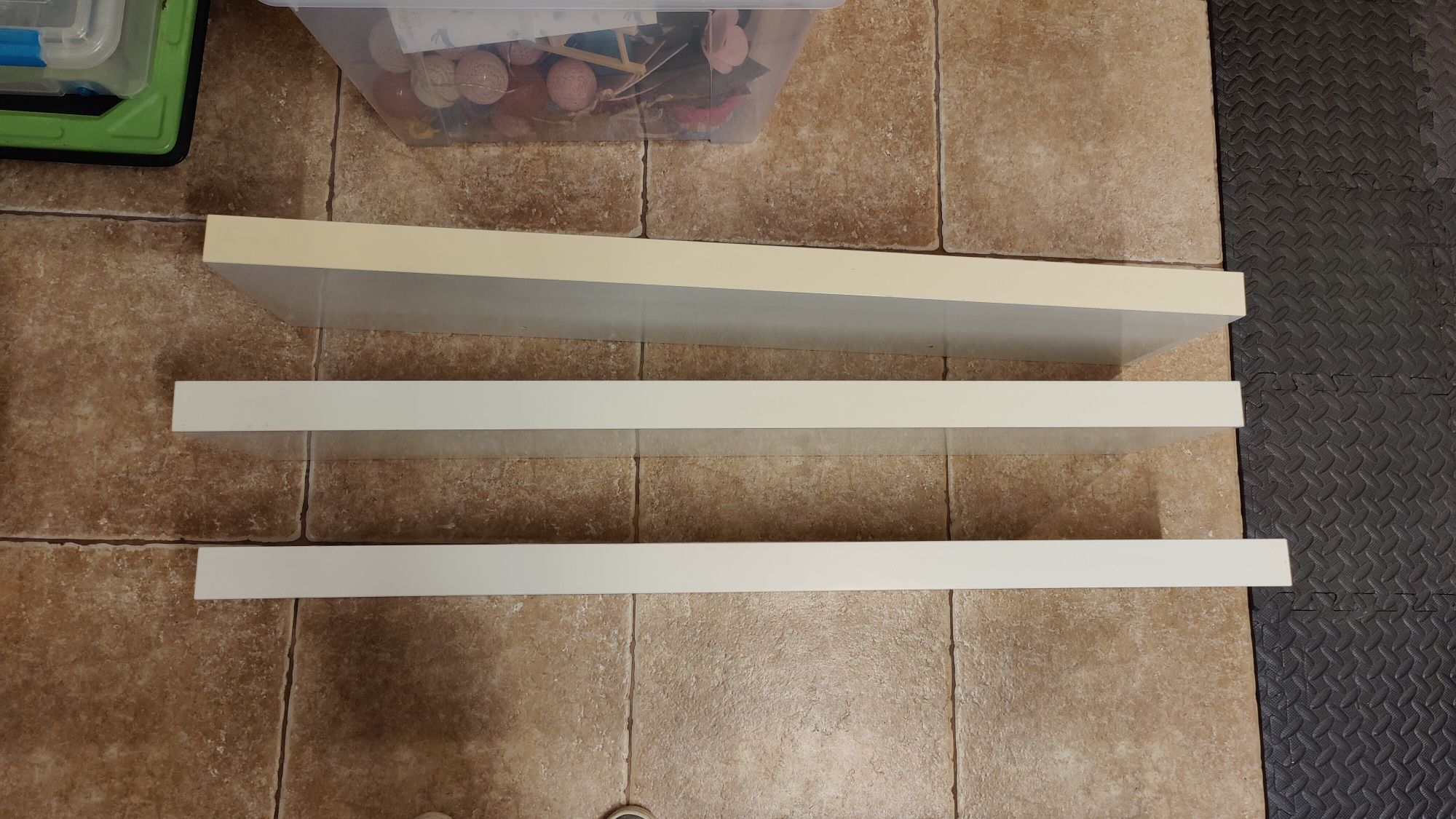 Portas, gavetas e estantes Bësta do IKEA.