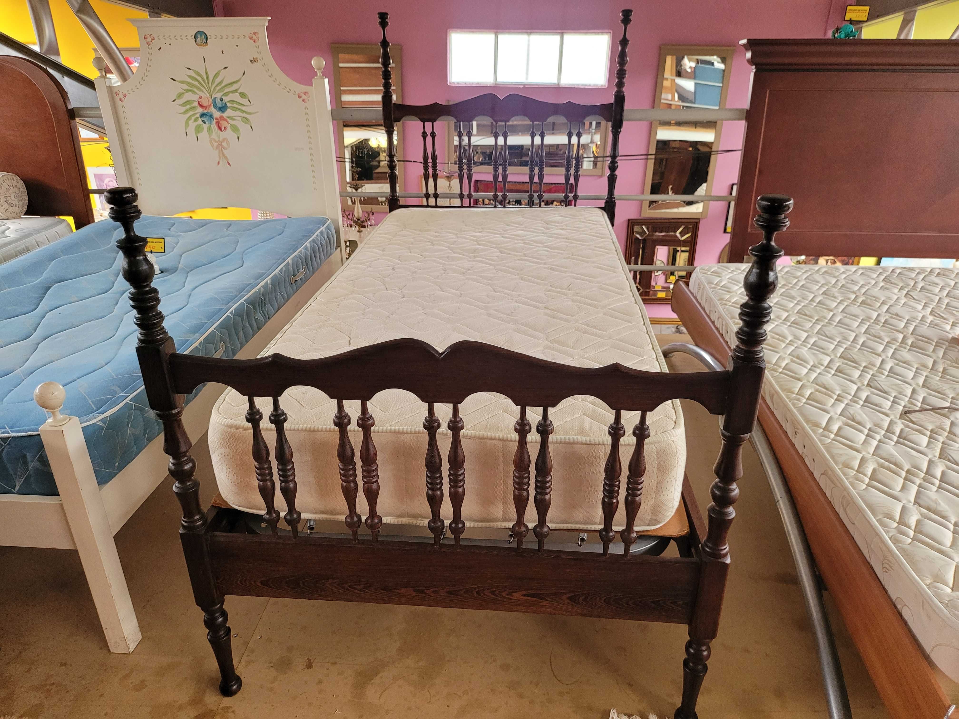 Cama de solteiro em madeira com estrado e colchão - Bom e