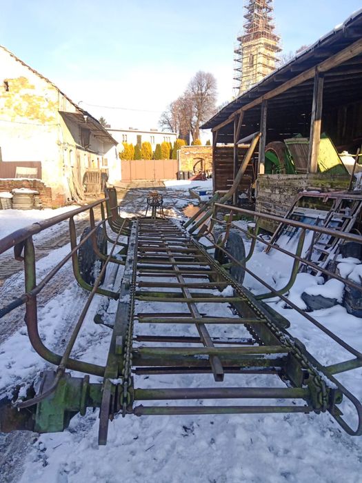 Przyczepa samozaładowcza do słomy