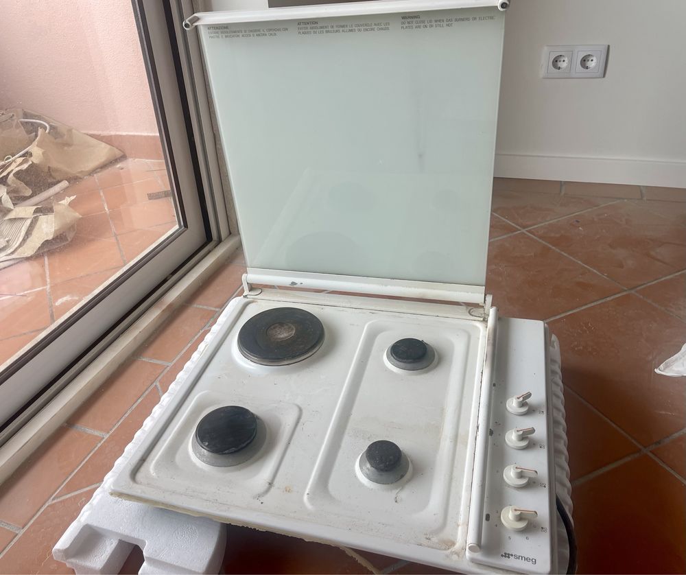 Placa de fogão SMEG eletrica e gás branca