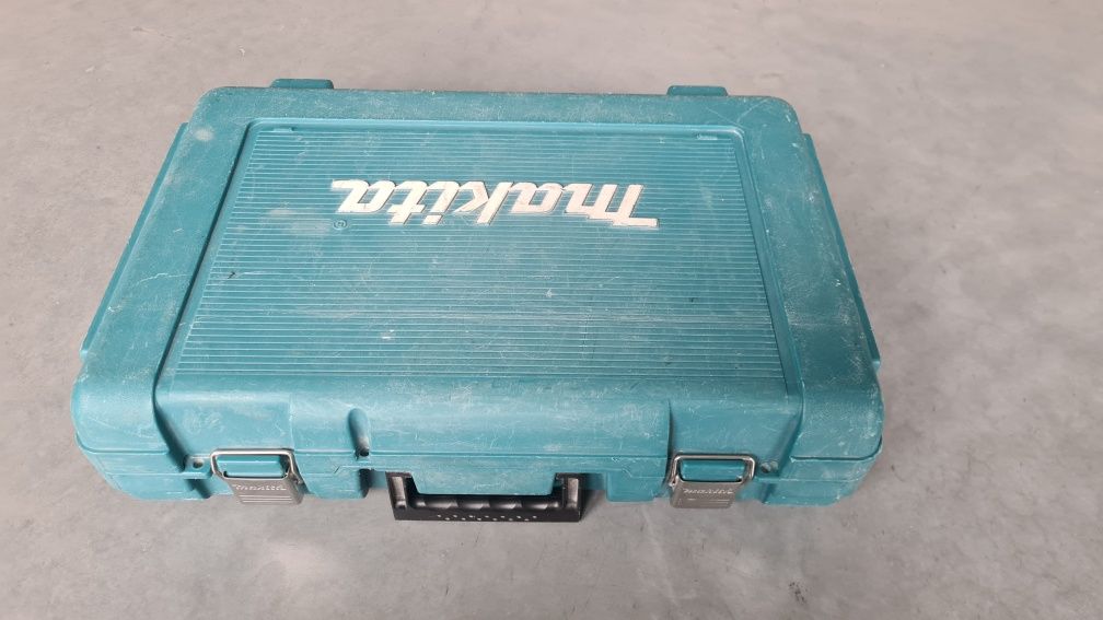 Makita 6842 wkrętarka z magazynkiem prawie nowa