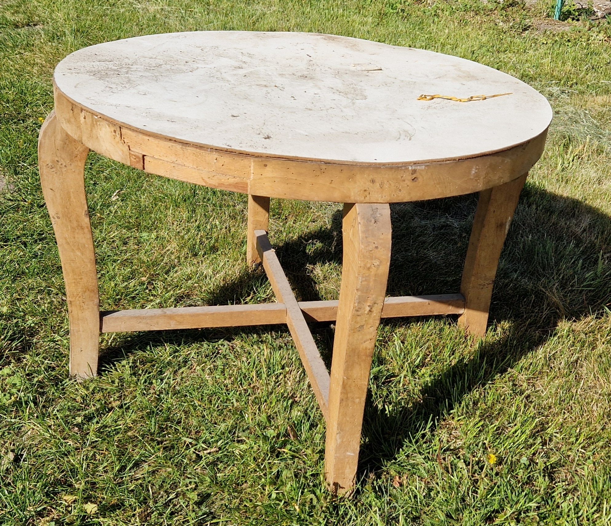 Stary okrągły drewniany stół