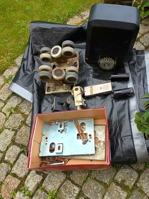brama wjazdowa przesuwna kompletna z napędęm rolkami i słupami