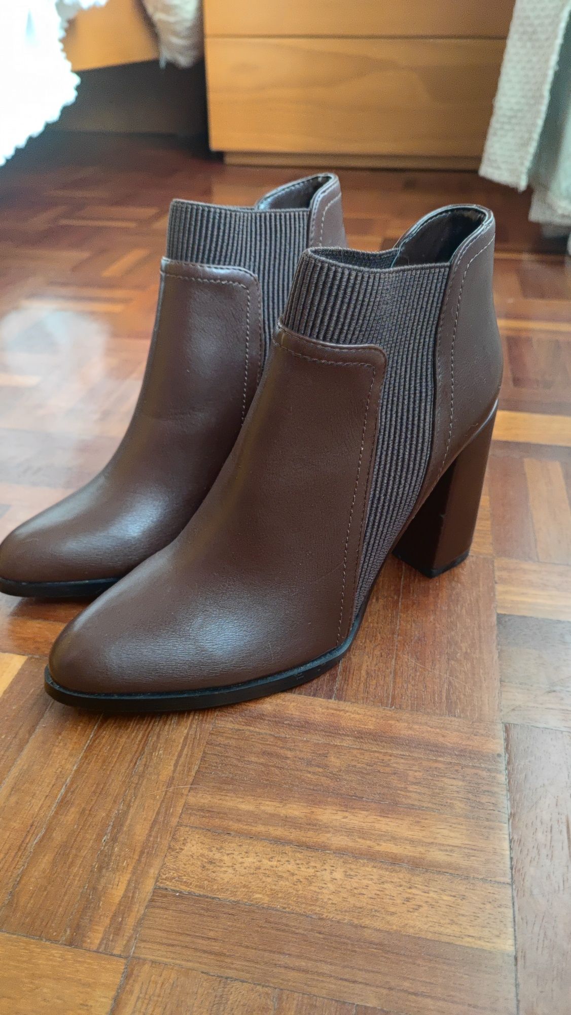 Botas de salto castanhas
