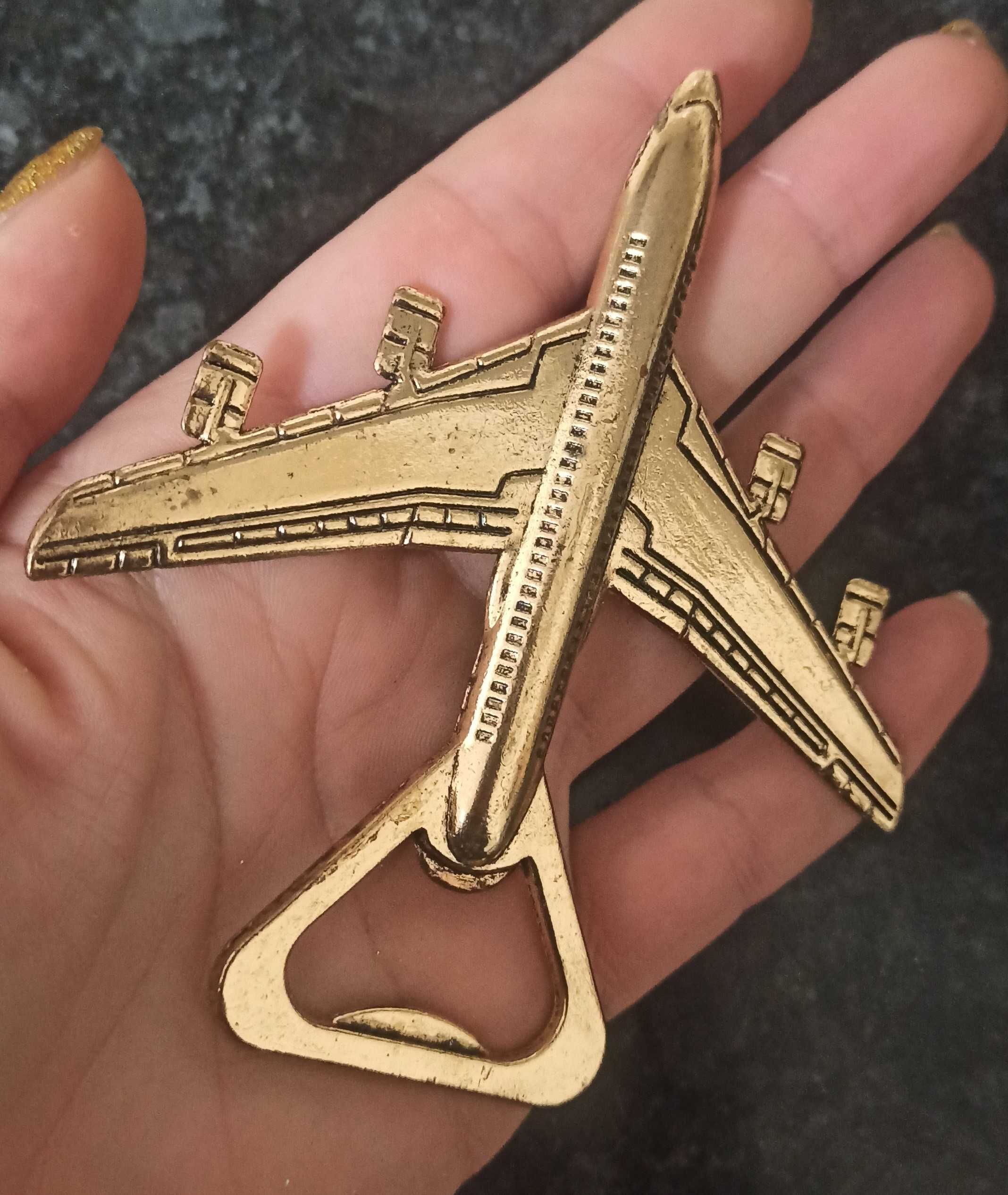 Avião abre latas