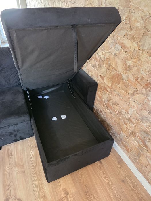 Sofá chaise reversível, cor preta.