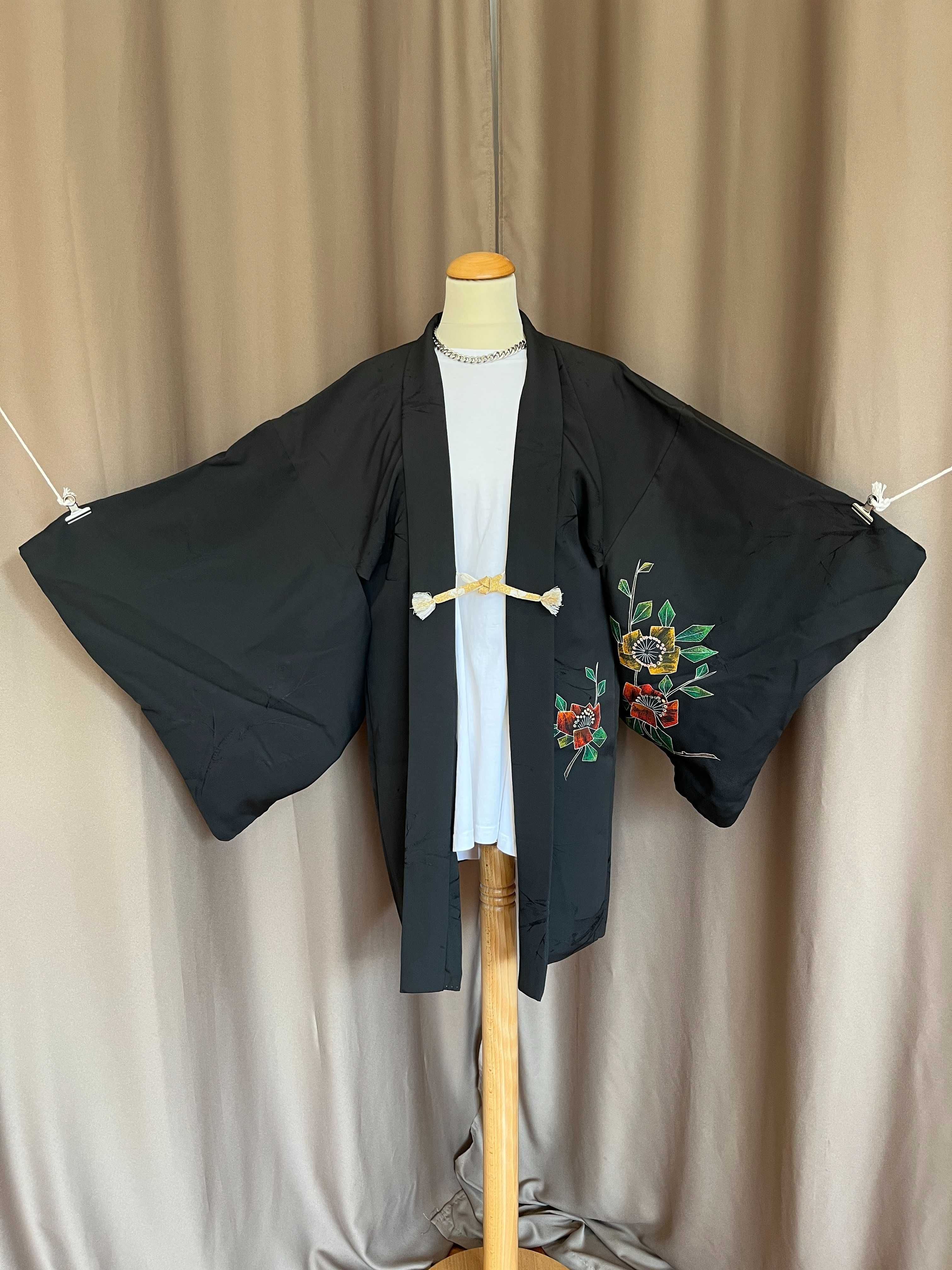 Casaco japonês de seda preta com flores para mulher
