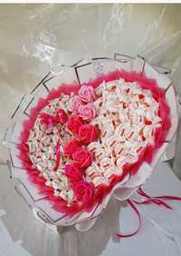 Букетна композиція із солодощів та мильних троянд