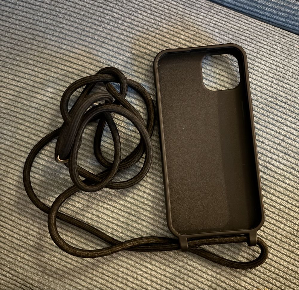 Case iphone 13 na sznurku czarny torebka na wakacje etui