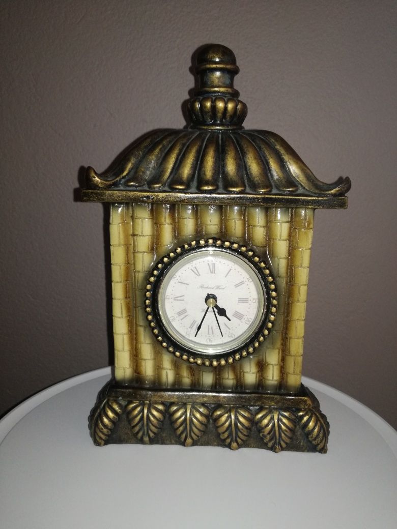 Dekoracyjny zegar Pierrot kształt kominka złoty kolor