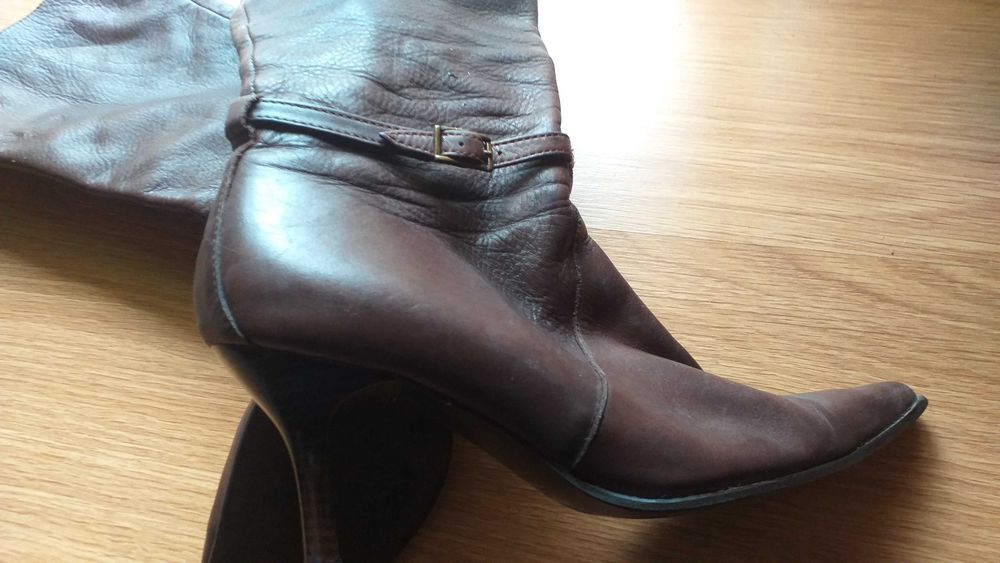 Botas castanhas em pele